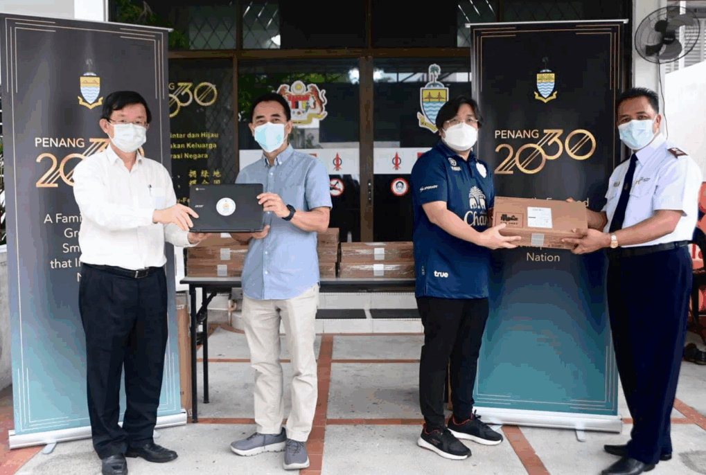Penang Chief Minister Chow Kon Yeow presents 10 laptops to St. Joseph's Home